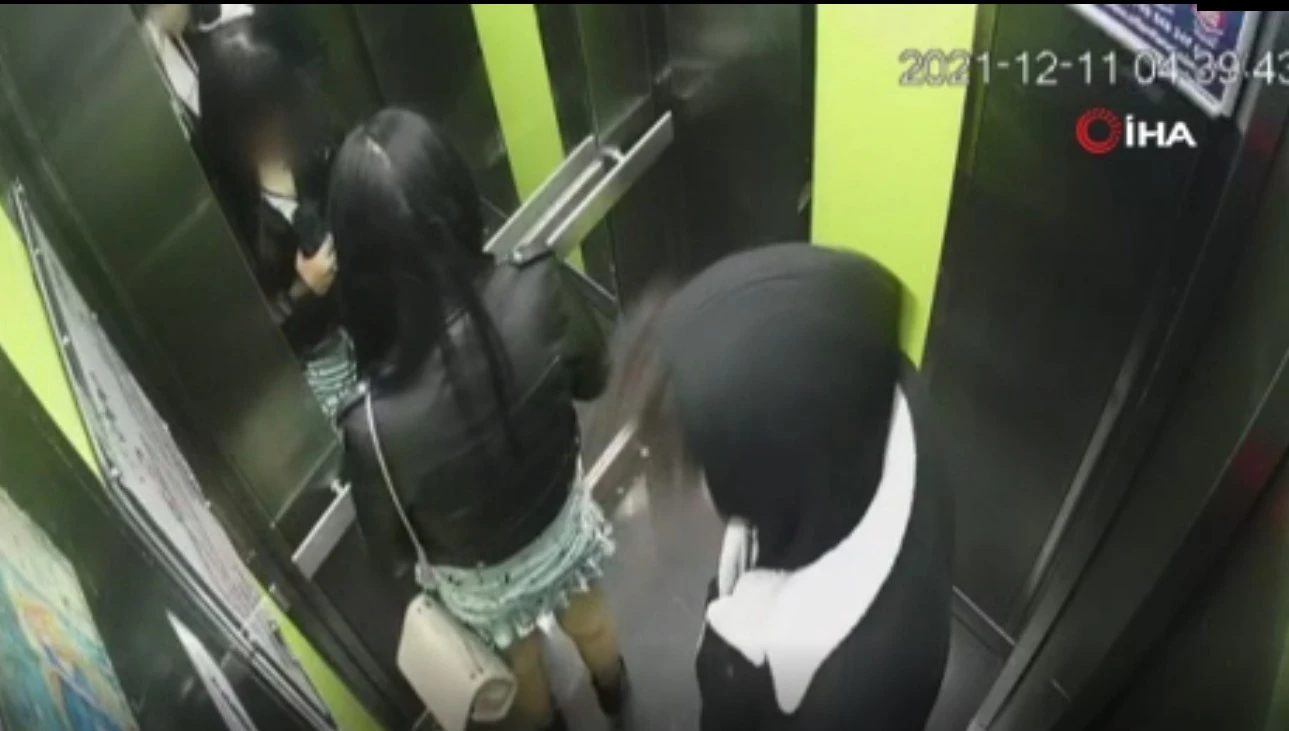 Asansörde iğrenç girişim! Kamerayı kapatıp genç kadına saldırdı